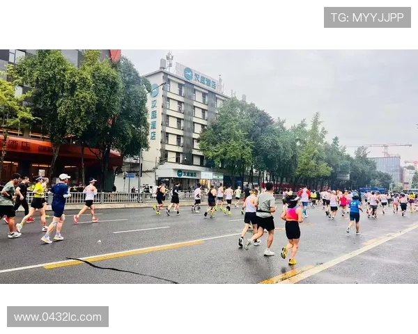 城市马拉松精彩回顾成都攀岩队展现非凡力量与团队精神